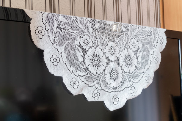 平板电视上的开放式针织餐巾图片下载