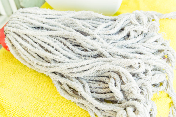 黄色背景上的旧拖把图片下载