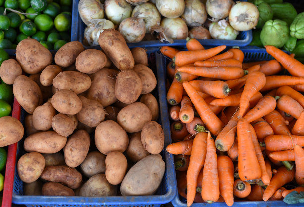 越南芽庄的长春花市场上的许多蔬菜图片下载