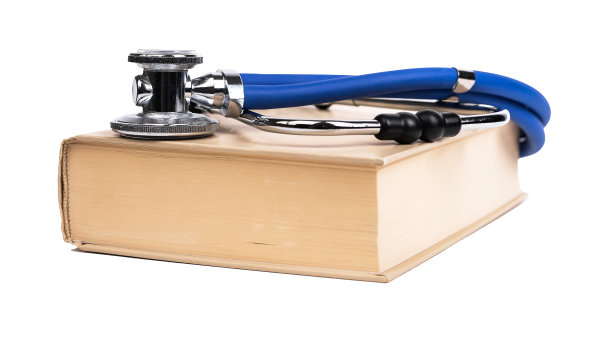 带有听诊器的书籍，医学教育概念图片下载