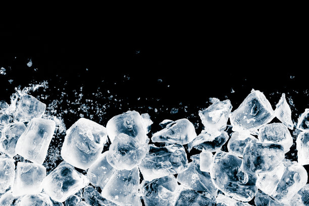 冰块压在黑色背景上。寒冷的背景。图片下载