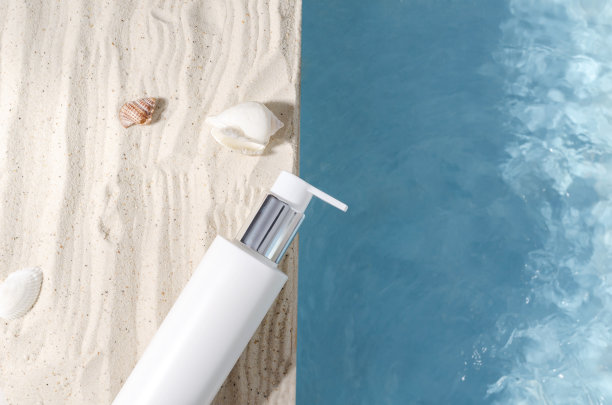 防晒。在沙滩上晒日光浴用的面霜、乳液、软膏图片下载