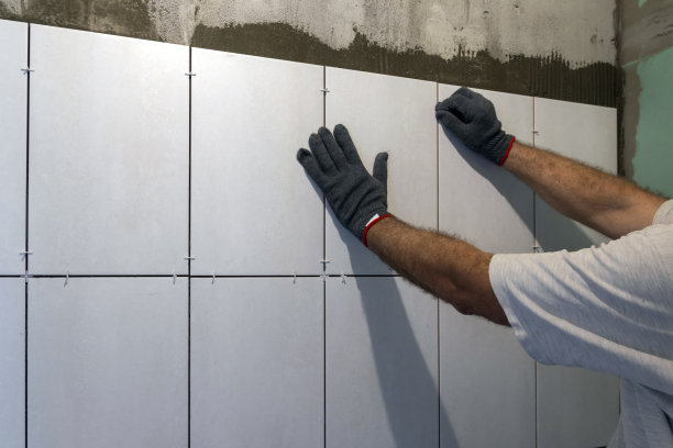 瓷砖铺设。瓷砖，安装在瓷砖墙上粘接图片下载