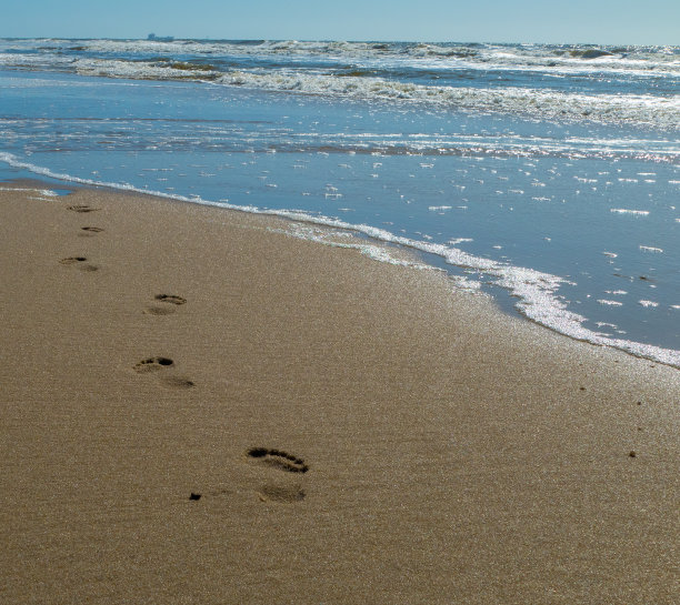 沙滩和大海上的脚印图片下载