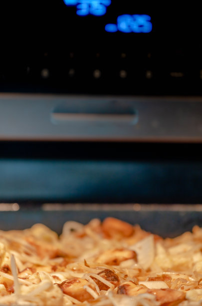 在烤盘里生的混合蔬菜图片下载