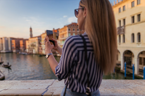 拍摄威尼斯的年轻女子图片下载