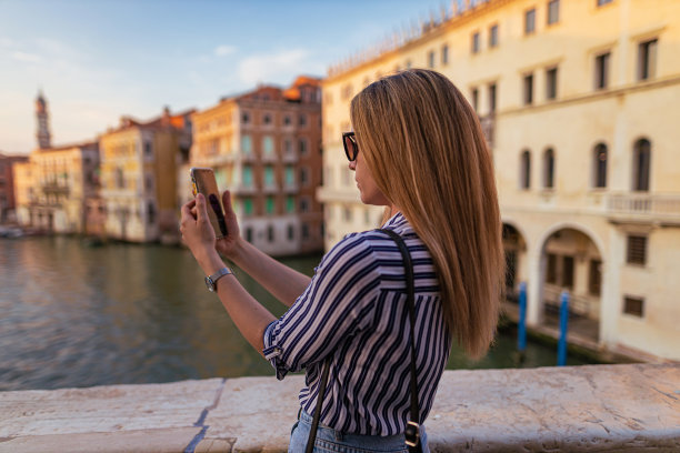 拍摄威尼斯的女游客图片下载