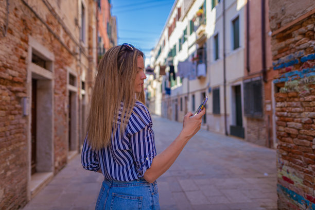 可爱的女士穿过城市的街道图片下载