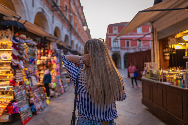 城市市场的女游客图片下载