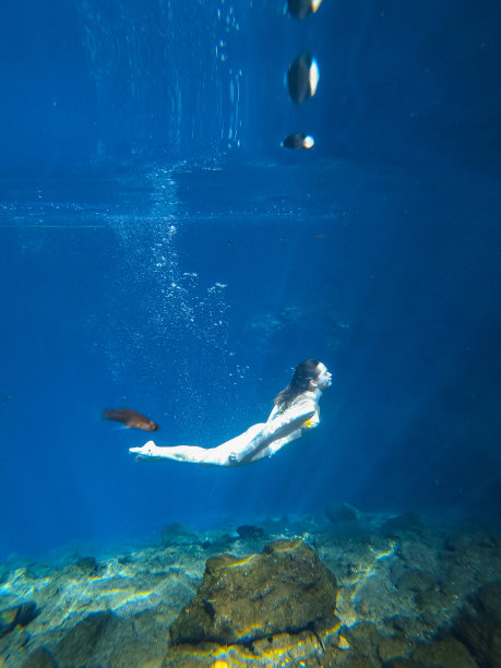 在墨西哥Cenote水下游泳的女子图片下载