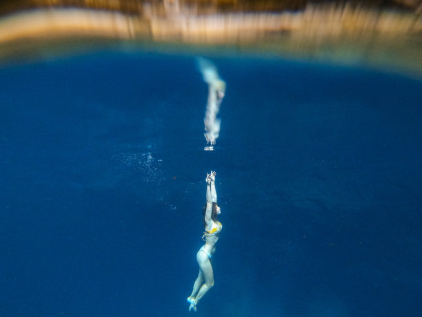 在墨西哥Cenote水下游泳的女子图片下载