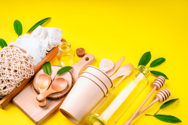 环保的一次性餐具。回收的概念。黄色背景上是一套可重复使用的一次性环保盘子。天然材料制成的生态餐具。没有塑料的生活。图片下载