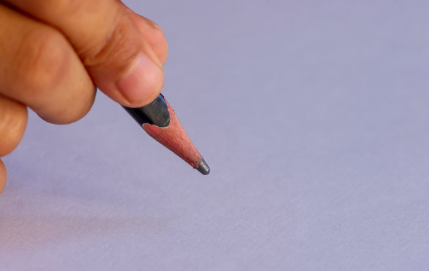 用黑色铅笔书写，选定焦点，孤立在白色背景上图片下载