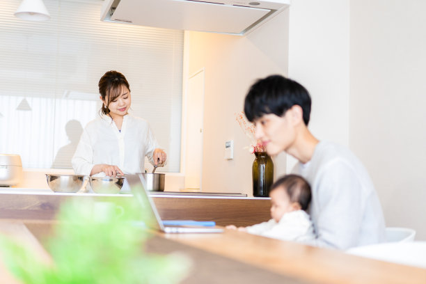 爸爸和宝宝一起用电脑图片下载