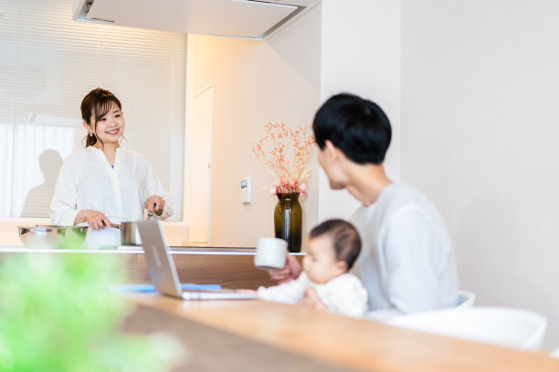 爸爸和宝宝一起用电脑图片下载