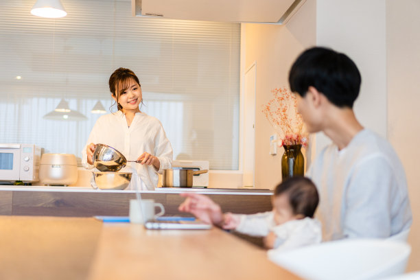 爸爸和宝宝一起用电脑图片下载