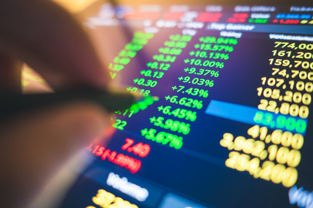 积极的高收益增长sotck Business Team基金交易员工作投资加密货币交易图表和计算机屏幕上的图形，牛市投资的概念，金融概念图片下载