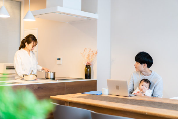 爸爸和宝宝一起用电脑图片下载