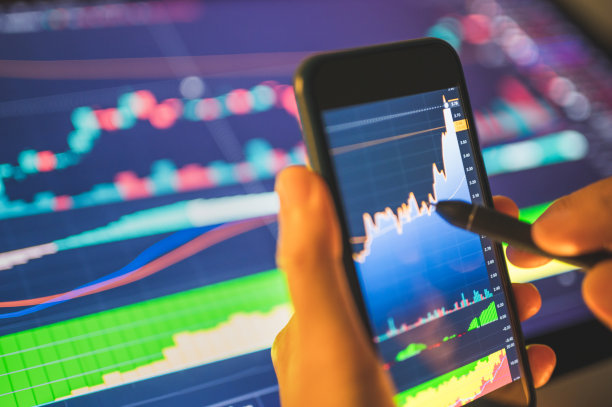 积极的高收益增长sotck Business Team基金交易员工作投资加密货币交易图表和计算机屏幕上的图形，牛市投资的概念，金融概念。TradingView图片下载