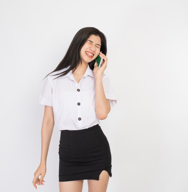 一个拿着手机的年轻亚洲女士的瞬间和表情图片下载