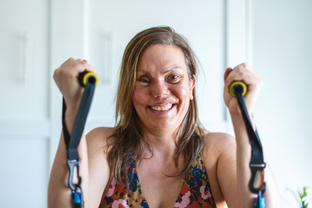 自信的成年女性与伤害和伤疤力量训练照片系列图片下载