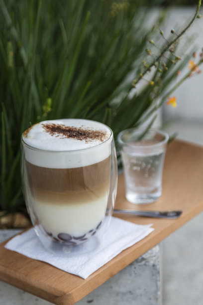 在咖啡店的桌子上喝咖啡和牛奶图片下载