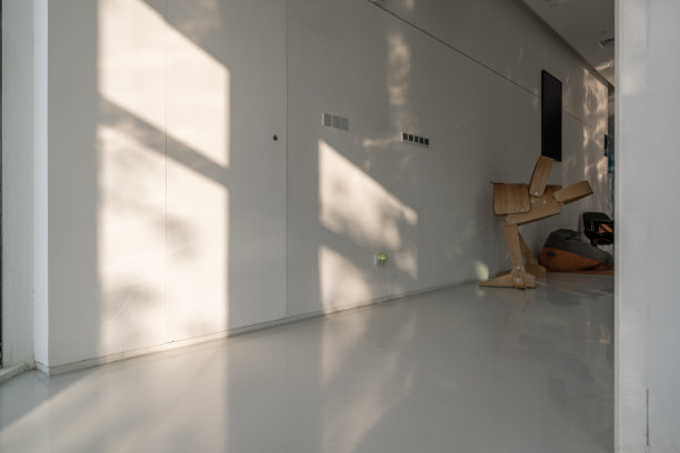 阳光折射在白色的墙壁和地面上图片下载