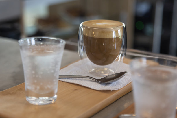 咖啡店里的浓缩咖啡和苏打水图片下载