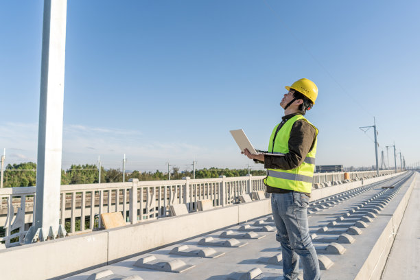 一名亚洲男性铁路工人用笔记本电脑看了看问题图片下载