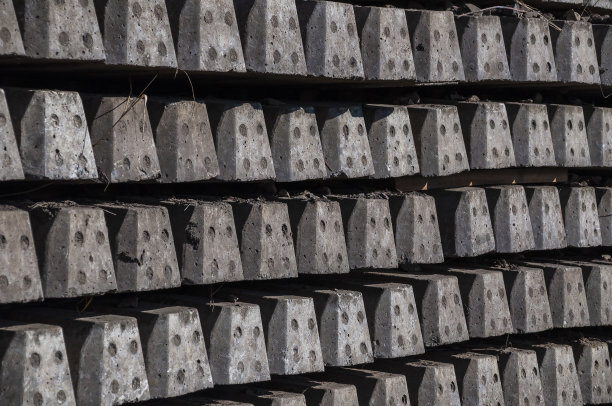 一堆火车轨道衬底。铁路维修工程图片下载