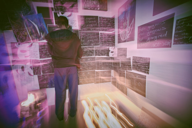 精神障碍男子独自站在夜晚，感到偏执的背影。精神疾病患者，感到沮丧并在卧室里整理照片。强迫症男性失控图片下载