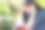 在公园里，沮丧的学生试图理解课文图片下载