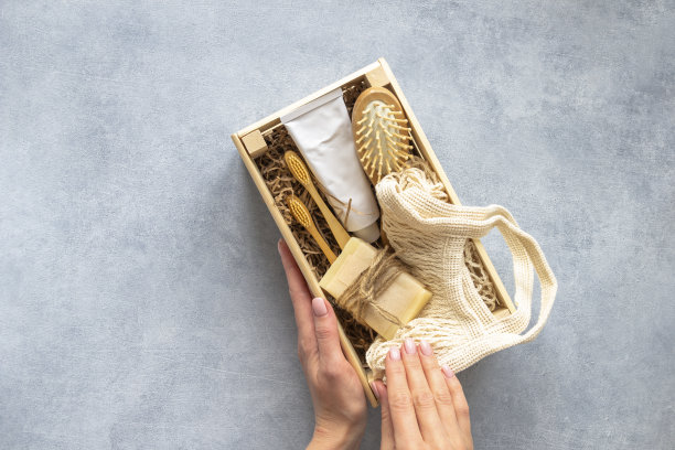 年轻女子准备礼物盒套自然生态友好供应牙齿。手工制作自制礼品篮。“零浪费”图片下载