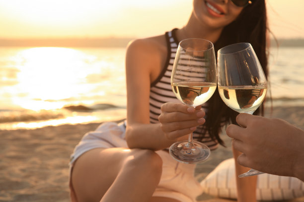 一对可爱的夫妇在河边野餐，日落时分，特写图片下载