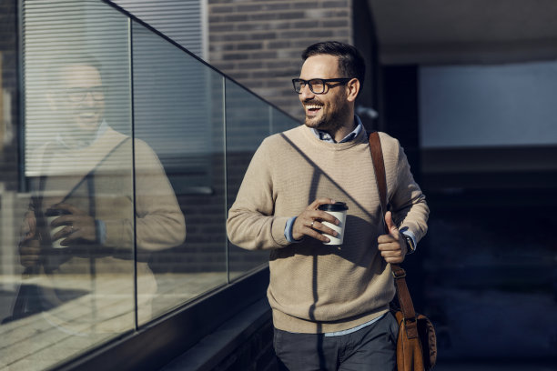 一个在街上喝咖啡的城市人。图片下载