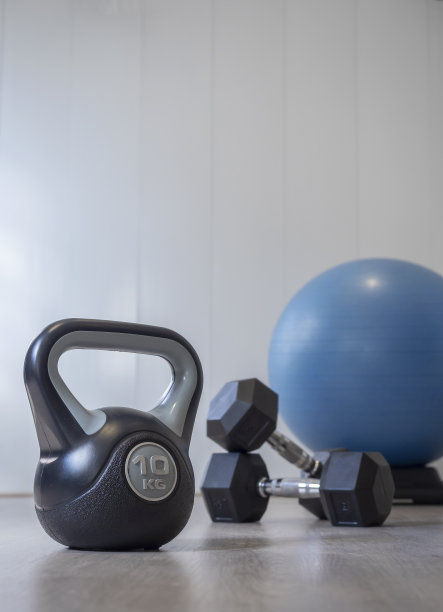 空荡荡的健身房里有训练器材图片下载