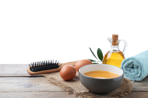 自制的发膜在碗里，新鲜的原料和刷子在木制桌子上对白色的背景。空间的文本图片下载
