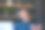 一个年轻的亚洲人在办公室的电话会议上笑着打手势图片下载