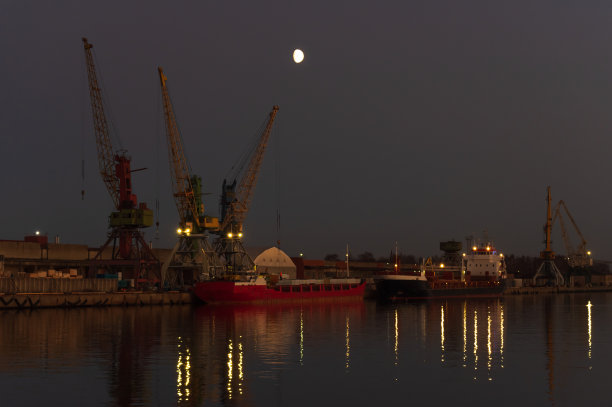 港口的三座起重机映衬着晴朗的夜空。图片下载