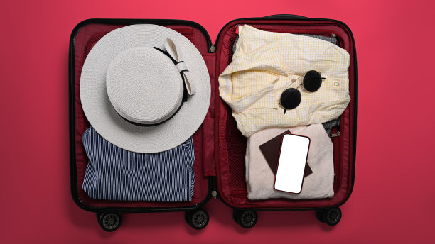 装满了暑假用的女士衣服。前视图。图片下载