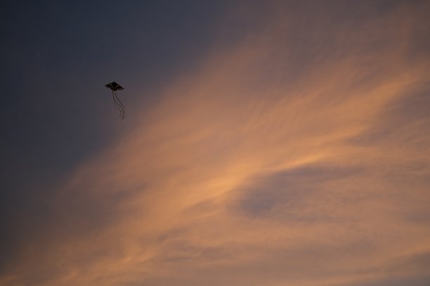 孤独的风筝对抗卷云图片下载