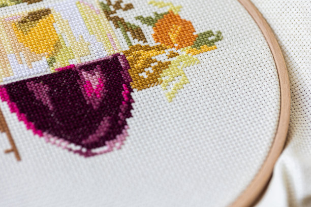 正在进行挑花绣花。穿着亚麻衣服的年轻女孩正在做手工刺绣。高质量的照片图片下载