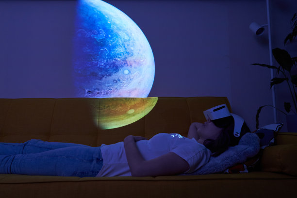 一名女子用虚拟现实眼镜看星系空间。图片元素由美国宇航局提供。图片下载