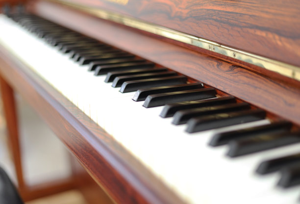 美丽的非洲裔美国小女孩微笑快乐地在假期周末在家教室里弹奏和学习钢琴。图片下载