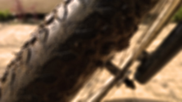 在潮湿的土壤上骑车图片下载