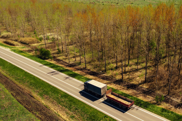载有第二辆拖车的半挂车在公路上行驶的鸟瞰图图片下载