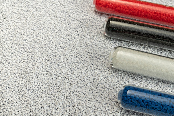 塑料聚合物颗粒的特写。聚合物塑料。复合聚合物。塑料珠子。制造塑料瓶的产品。图片下载