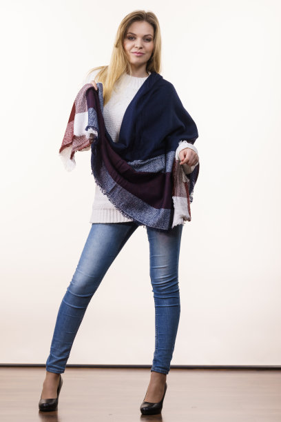 女人穿秋装图片下载