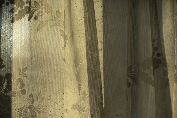 窗帘在窗户。光通过织物。图片下载