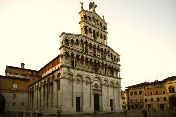 卢卡，圣米歇尔教堂和广场。意大利托斯卡纳区图片下载